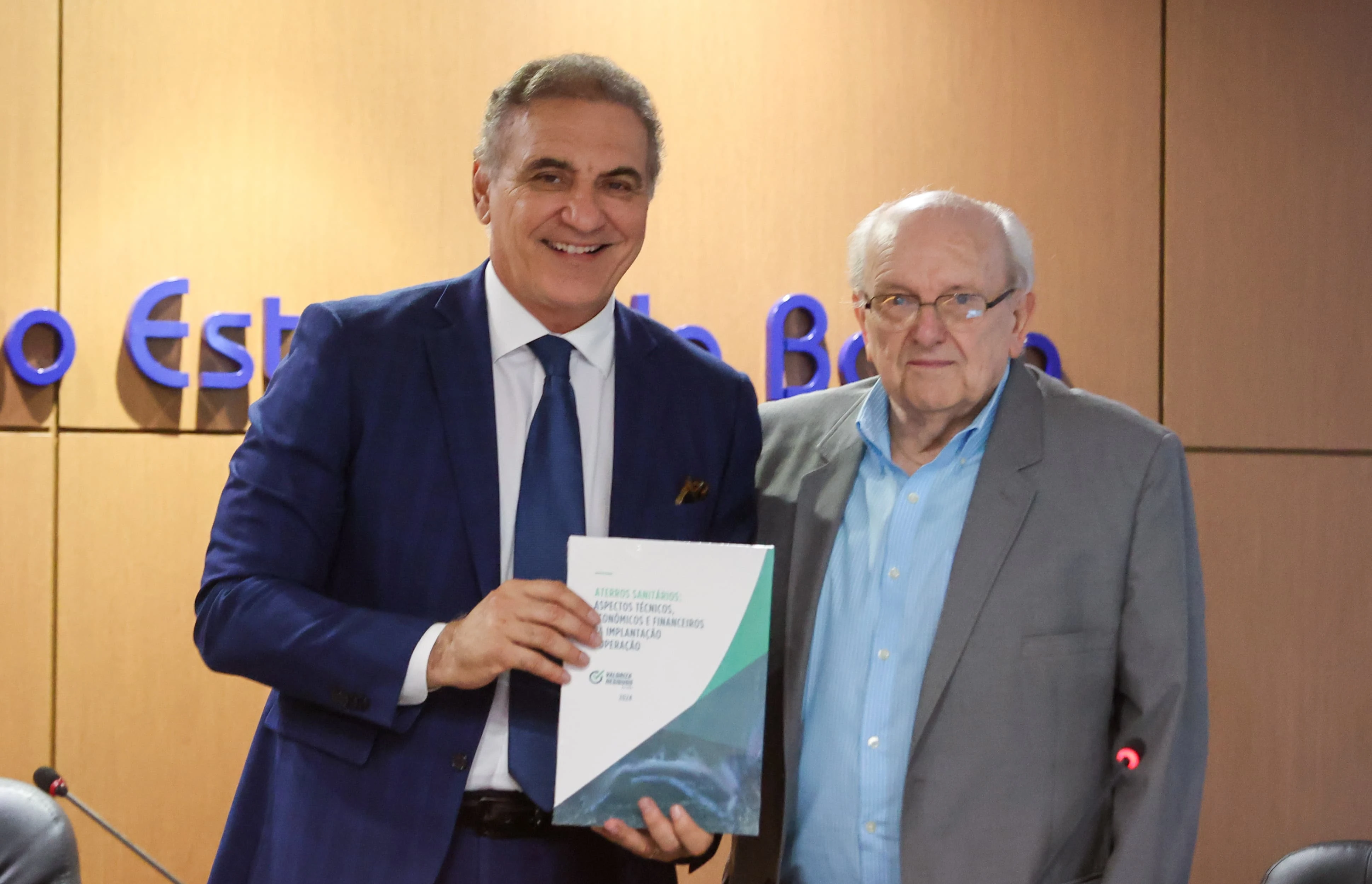 Livro sobre aterros sanitários é lançado na sede do TCM-BA