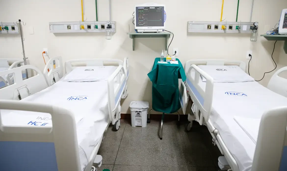 Fake news sobre câncer: médico desvenda 10 mitos que circulam nas redes e no boca a boca