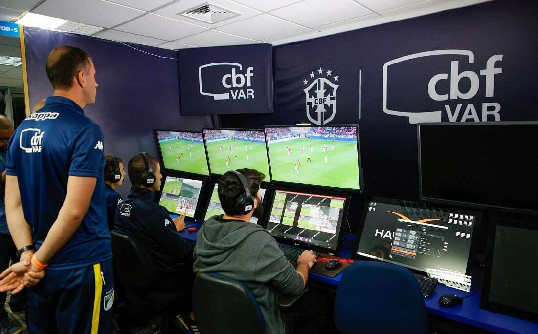 CBF demite chefe de arbitragem e anuncia argentino e italiano em comitê que comandará o setor