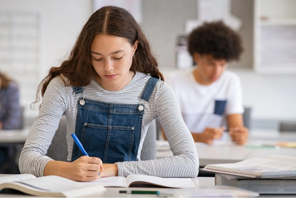 Concurso de redação vai premiar estudantes da rede estadual com notebooks; saiba como participar