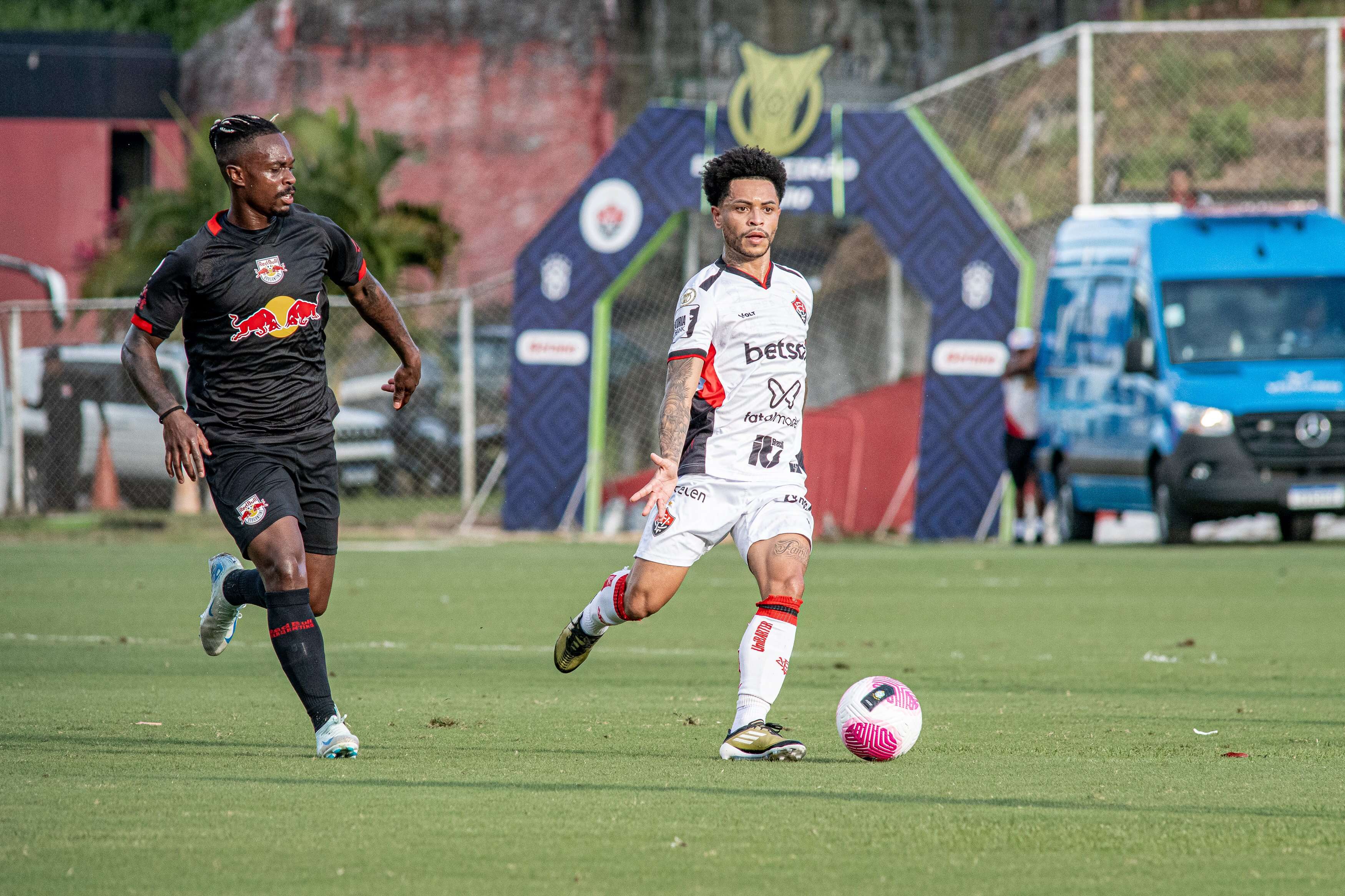 Vitória supera Bragantino em jogo duro e deixa a zona de rebaixamento do Brasileirão