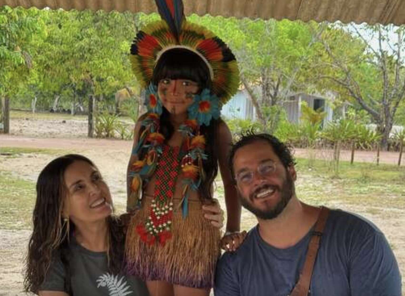 Fátima Bernardes e Túlio Gadêlha visitam reserva indígena na Bahia