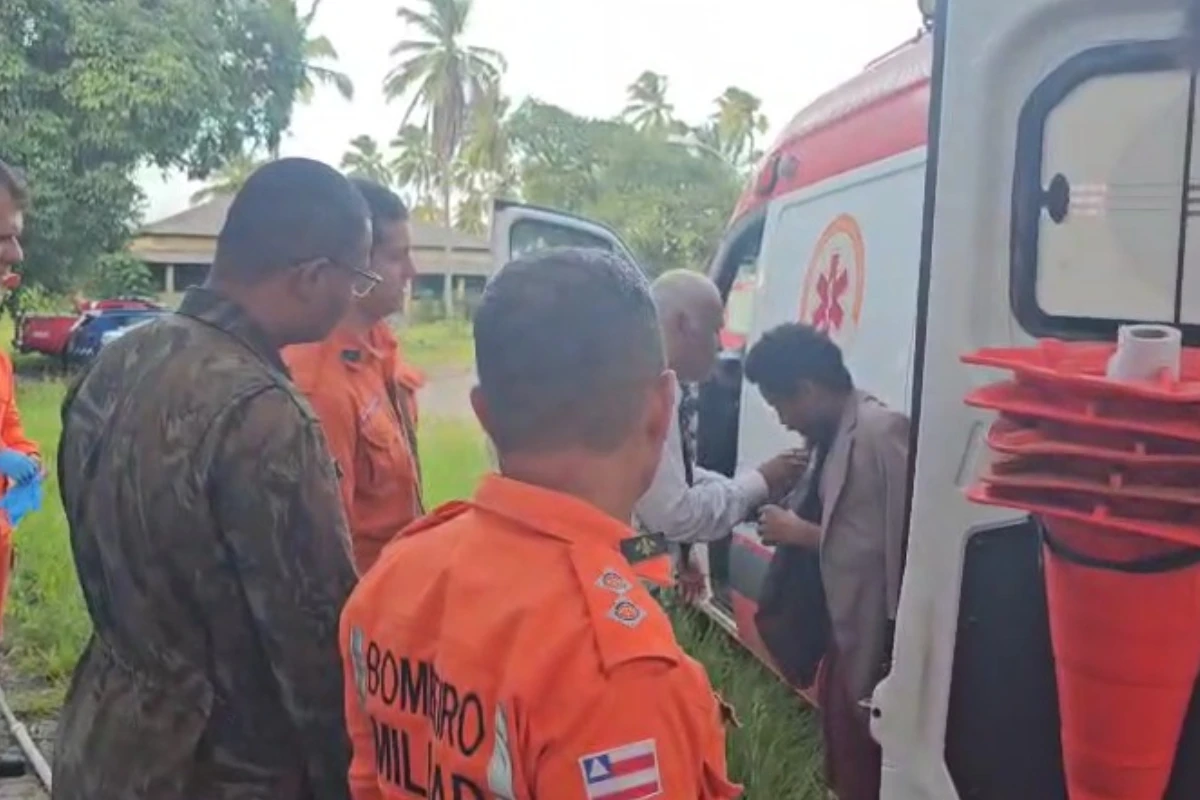 Veja momento em que homem resgatado após ficar 72h em cima de árvore recebe atendimento