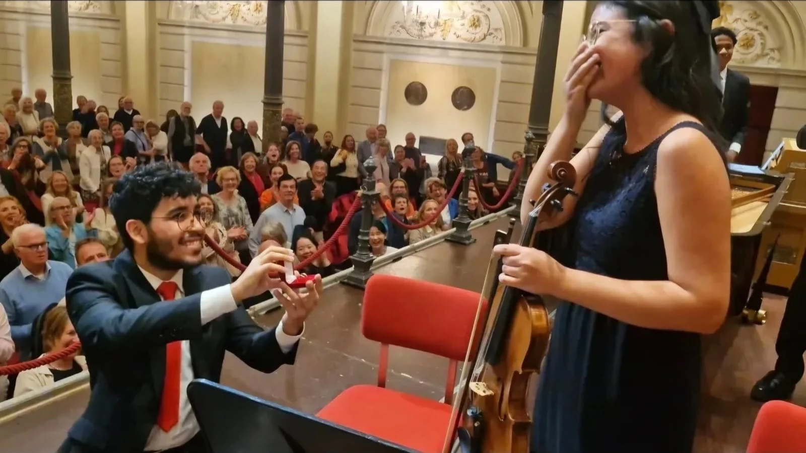 Músicos do NEOJIBA ficam noivos durante turnê na Europa e emocionam plateia