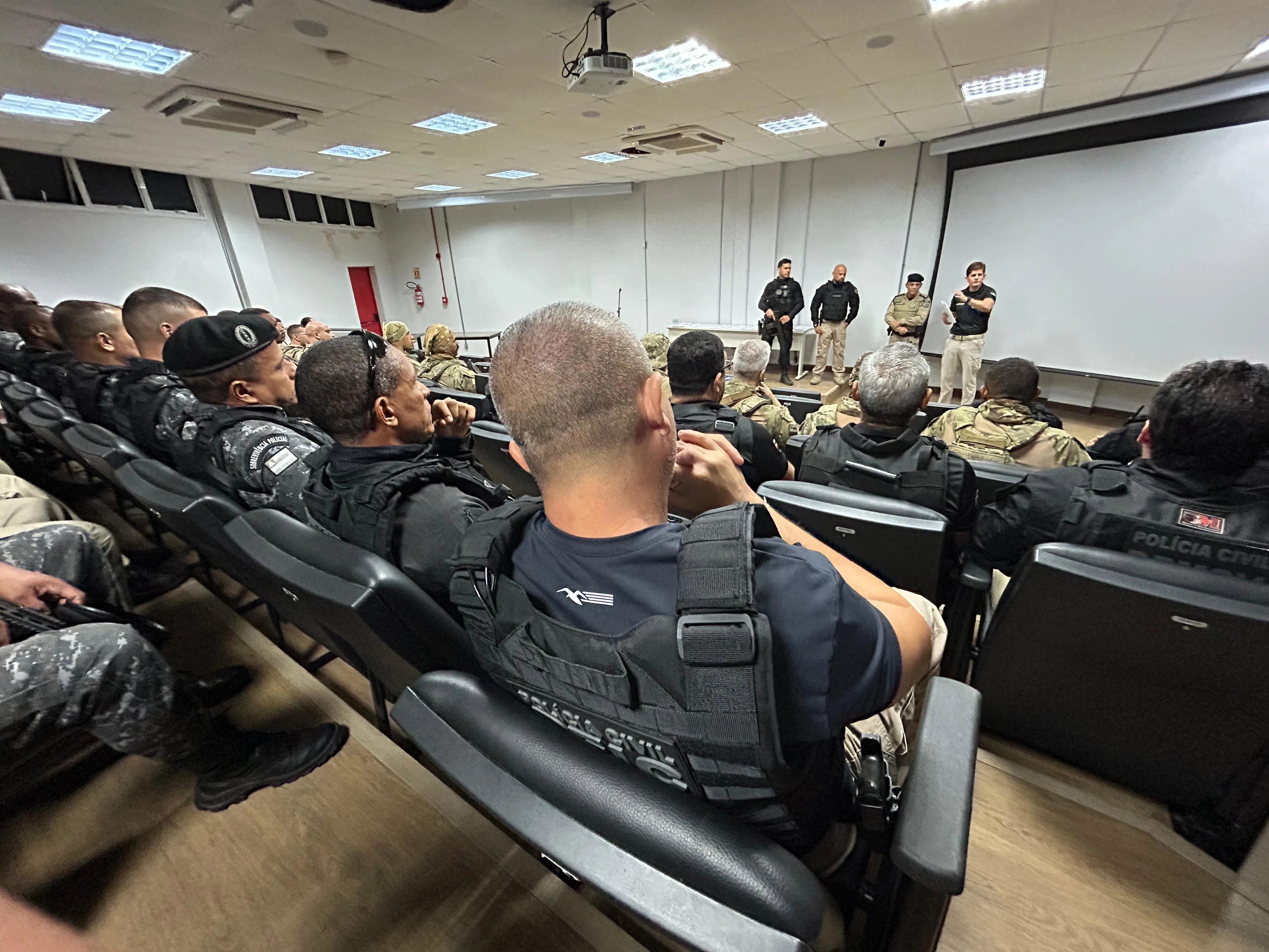 Cerca de 200 policiais cumprem mandados no Engenho Velho da Federação