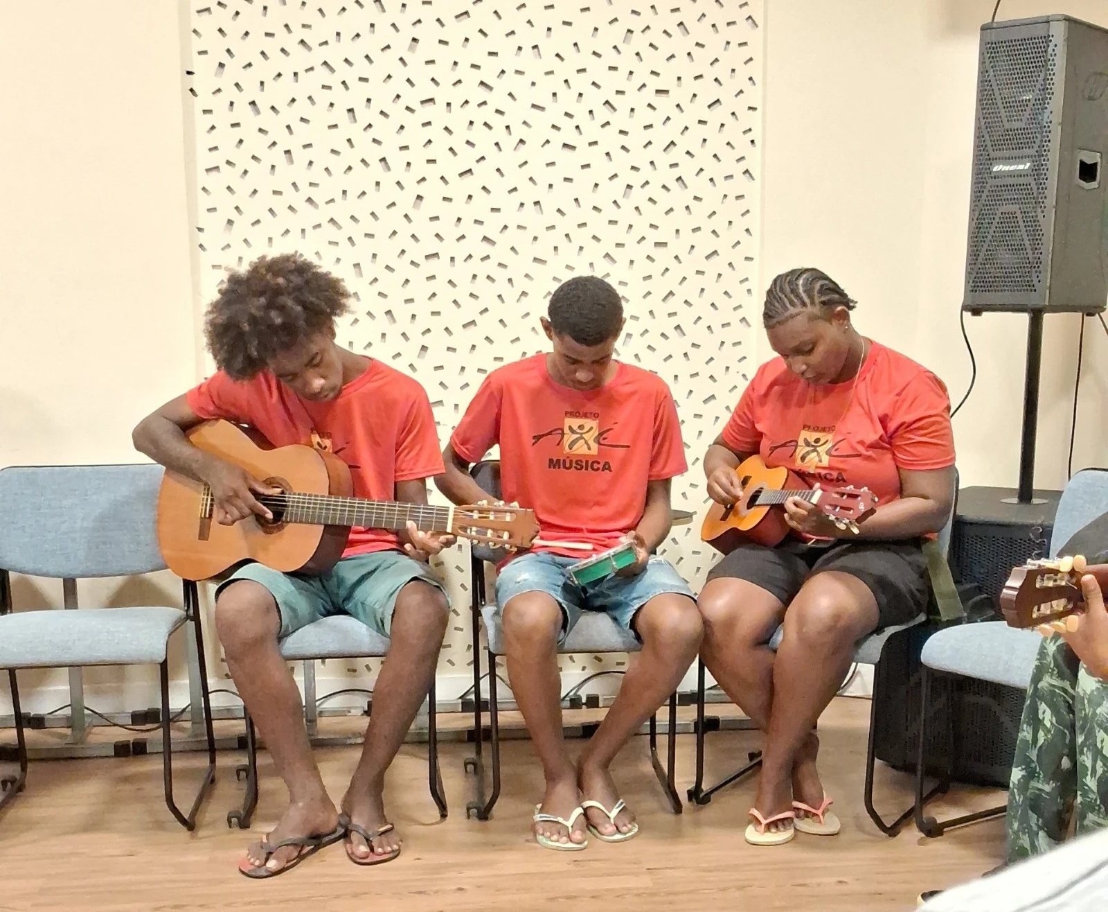 Projeto abre 140 vagas gratuitas para aulas de violão, teclado e moda em Salvador