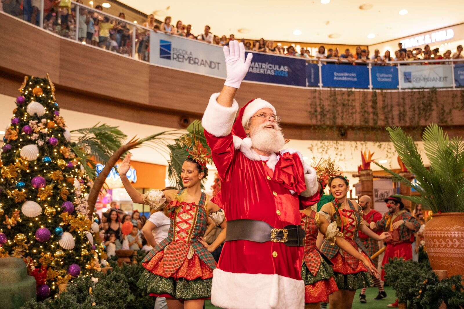 Shopping Paralela inaugura decoração natalina com a chegada do Papai Noel