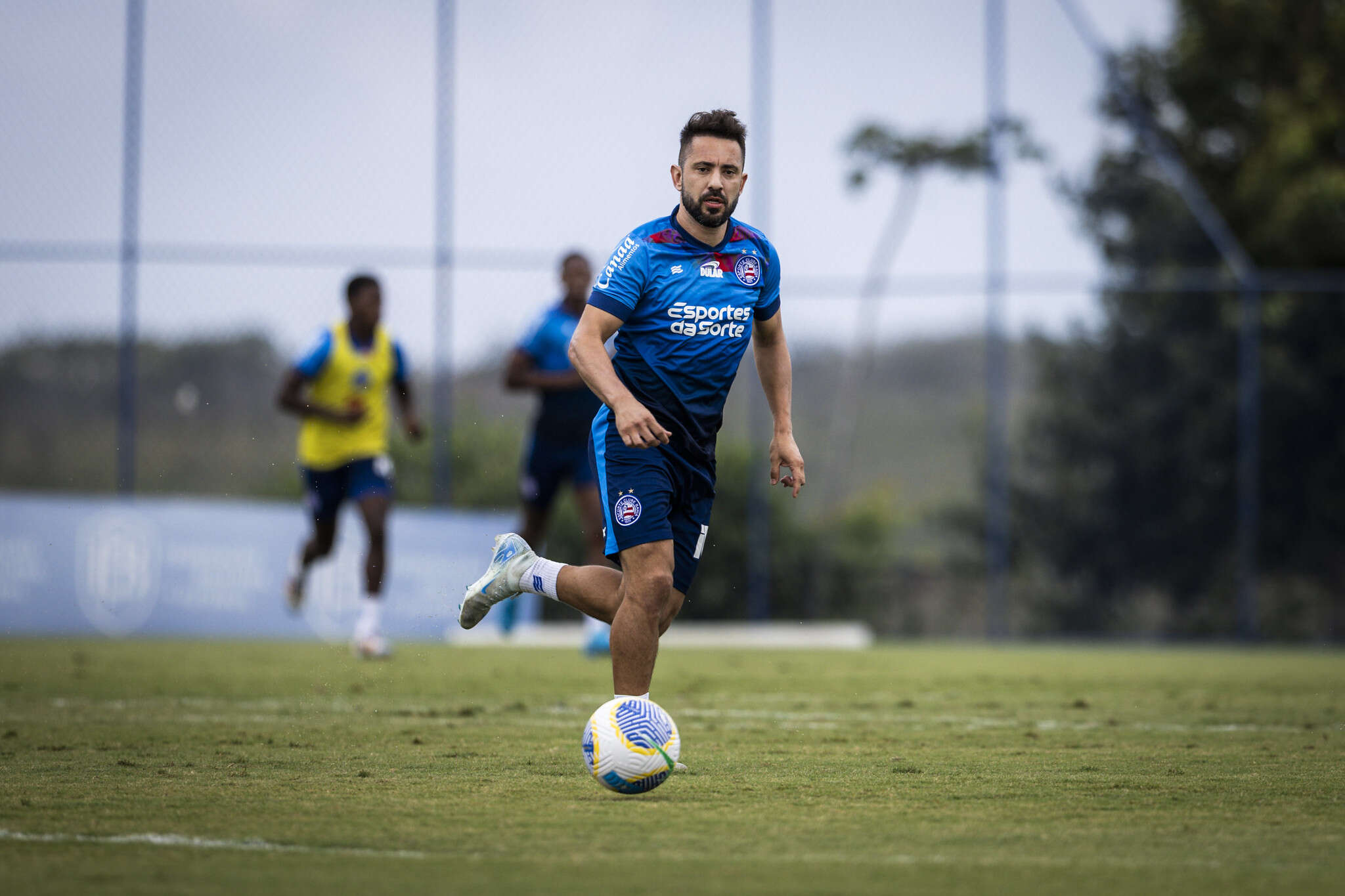 Sem Everton Ribeiro, Bahia tem disputa por vaga no meio-campo contra o Flamengo; veja as opções