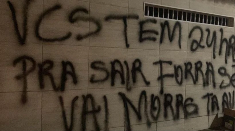 Facção picha muro de casa de policial e ameaça família: '24h para sair fora'