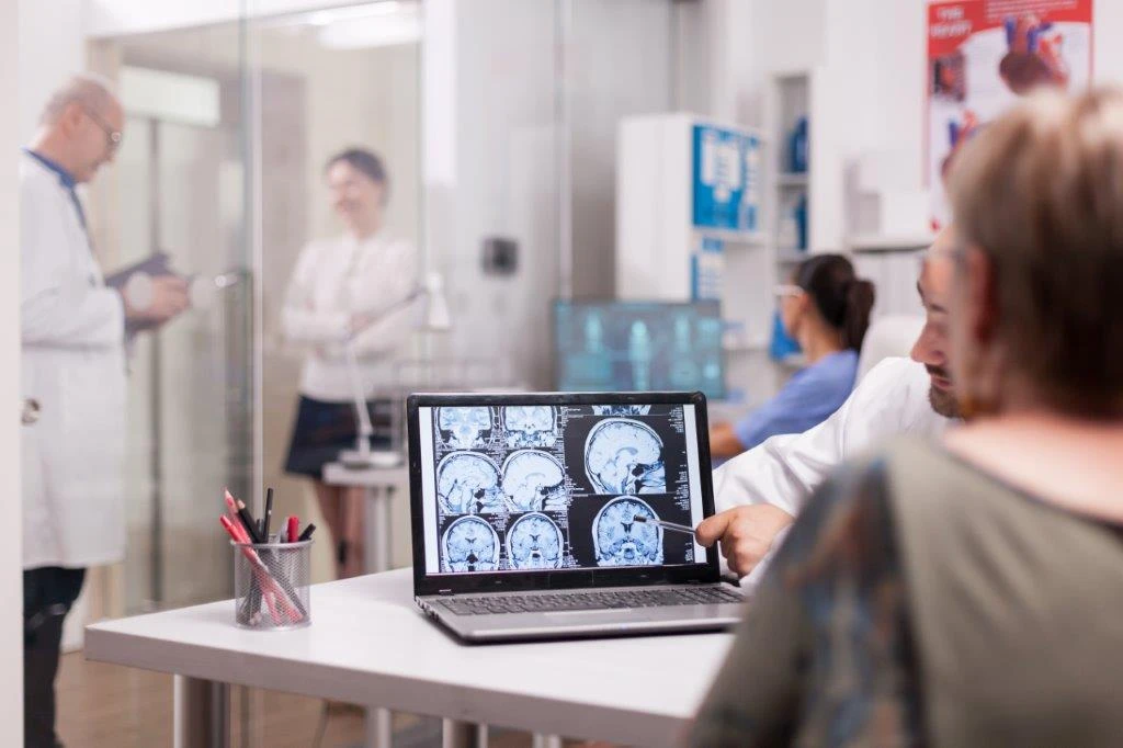 Mais de 11.400 casos de câncer no cérebro e medula espinhal devem surgir em 2025; conheça os sintomas
