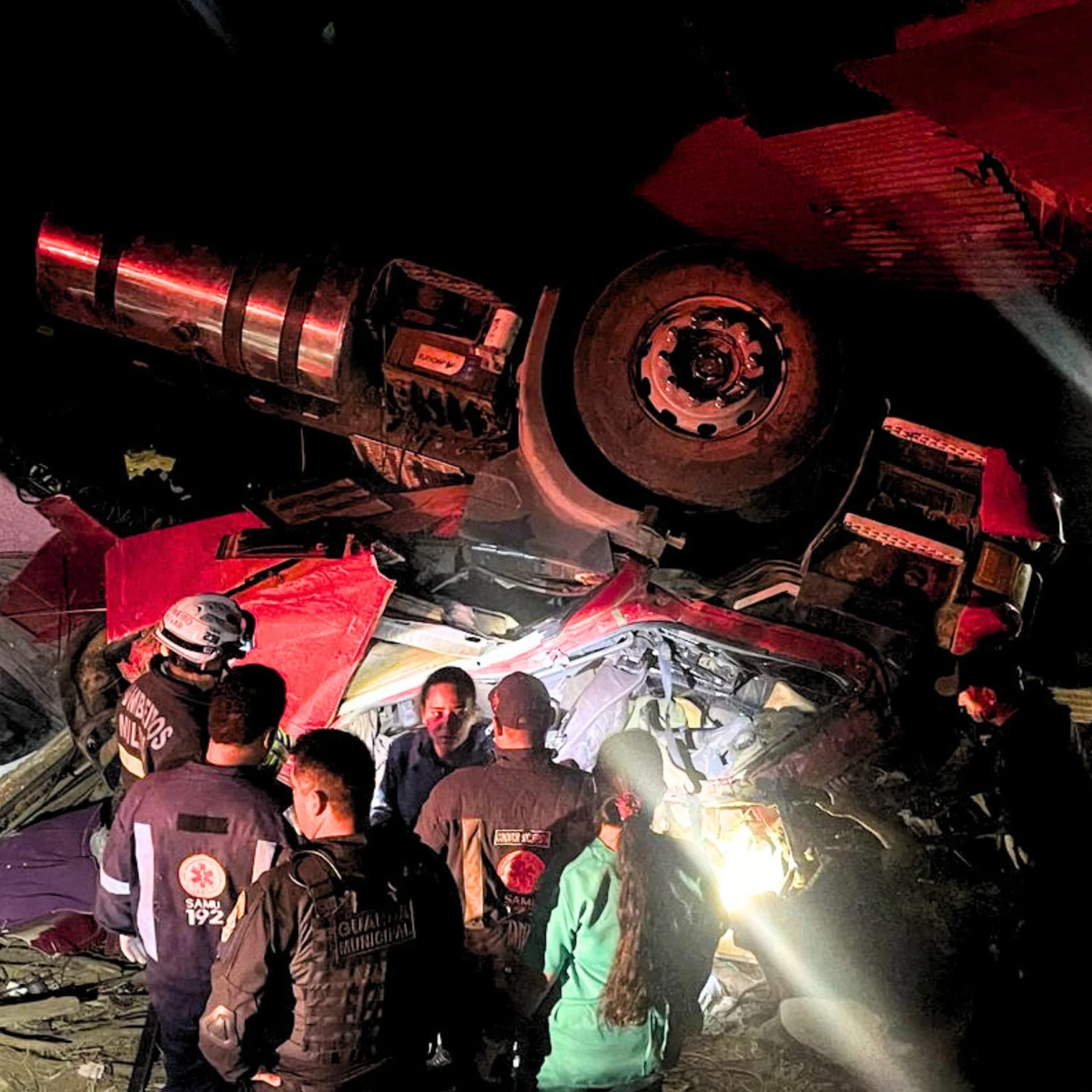 Casal morre e filha de 6 anos é resgatada com vida após carreta tombar na BR-116