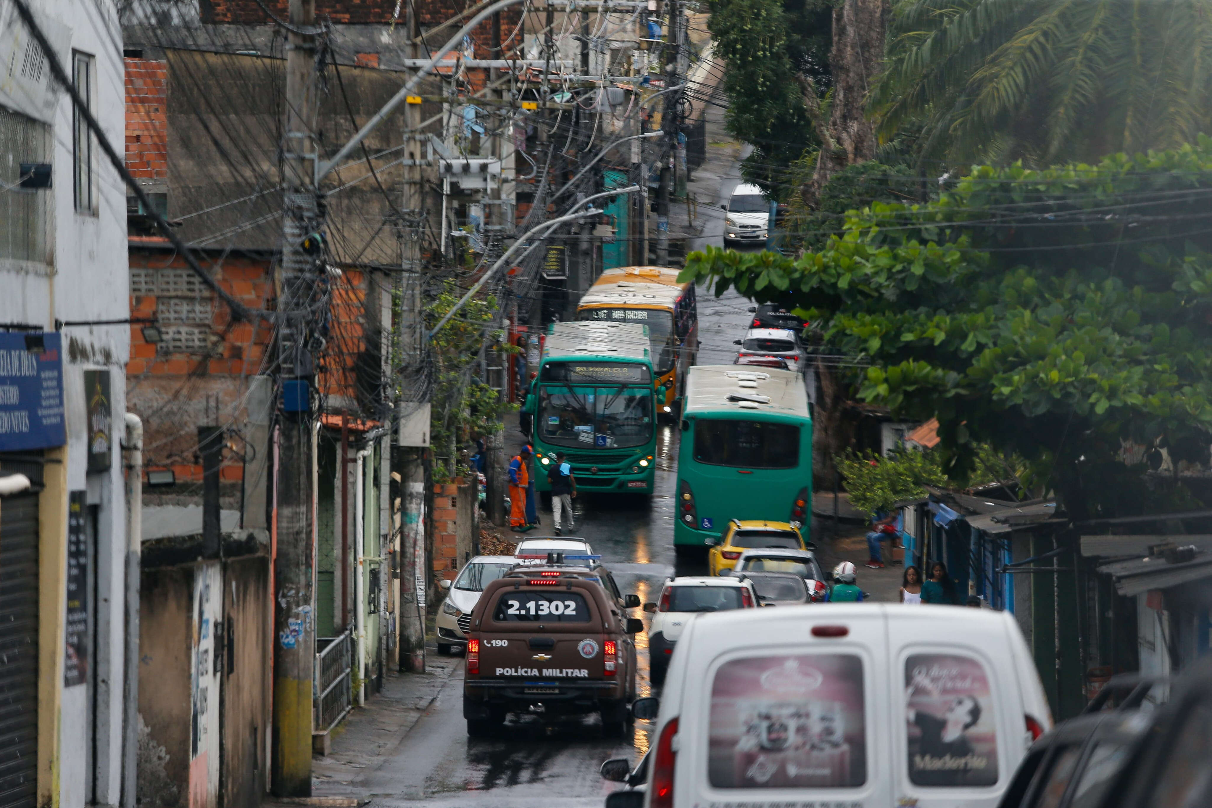 Arenoso: ônibus param de circular por 3h após morte de dois suspeitos em confronto com a PM