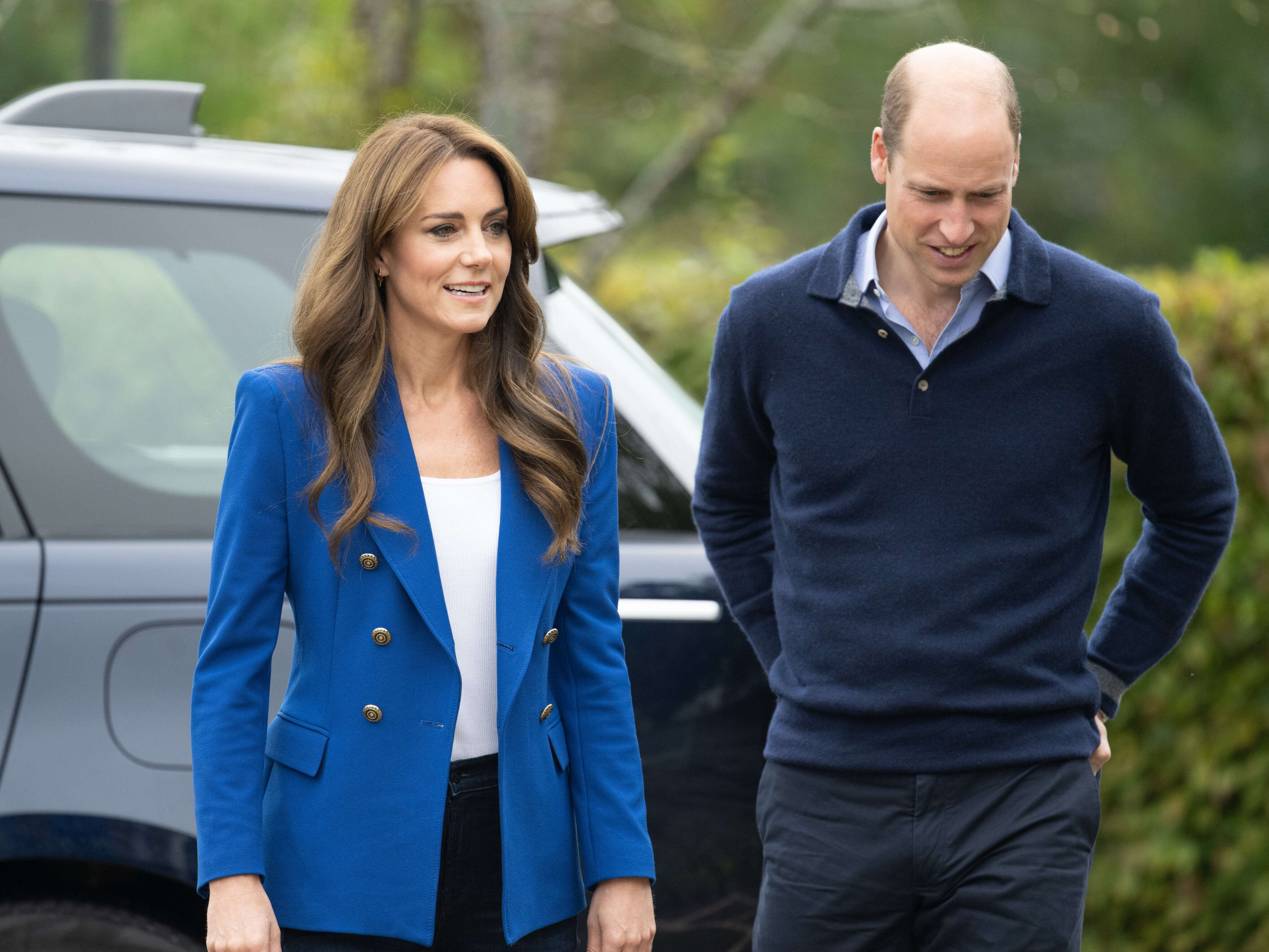 Príncipe William atualiza estado de saúde de Kate Middleton após tratamento de câncer: 'Muito bem, graças a Deus'