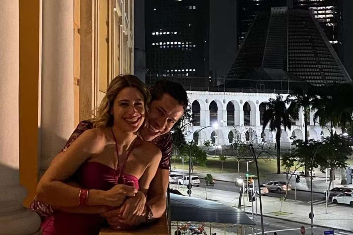 Luisa Arraes posta foto coladinha com José Loreto após beijo em festa