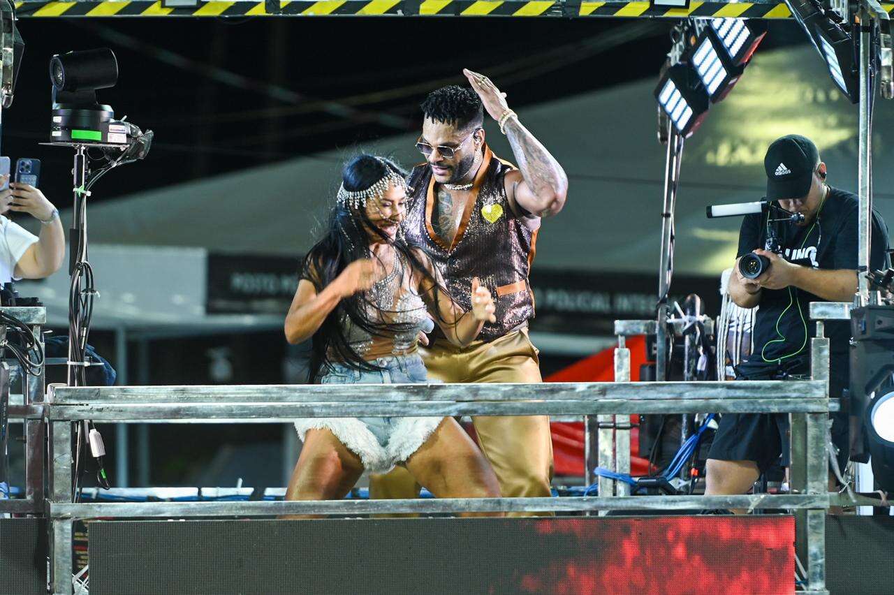 Tony Salles e Scheila Carvalho dançam e trocam beijos em trio no Carnaval de Salvador