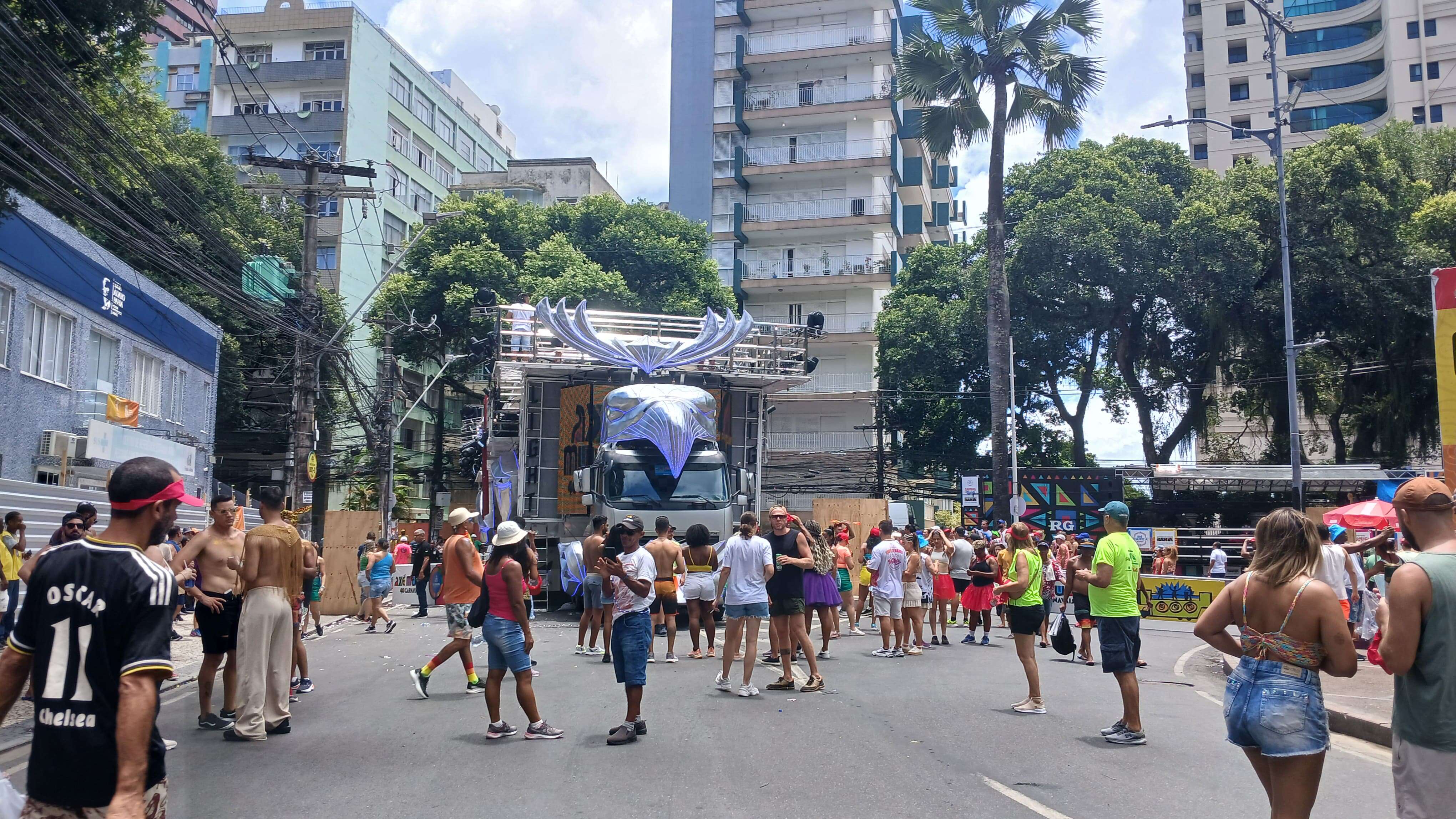 Fãs fazem fila para tirar foto com trio de Ivete no Campo Grande