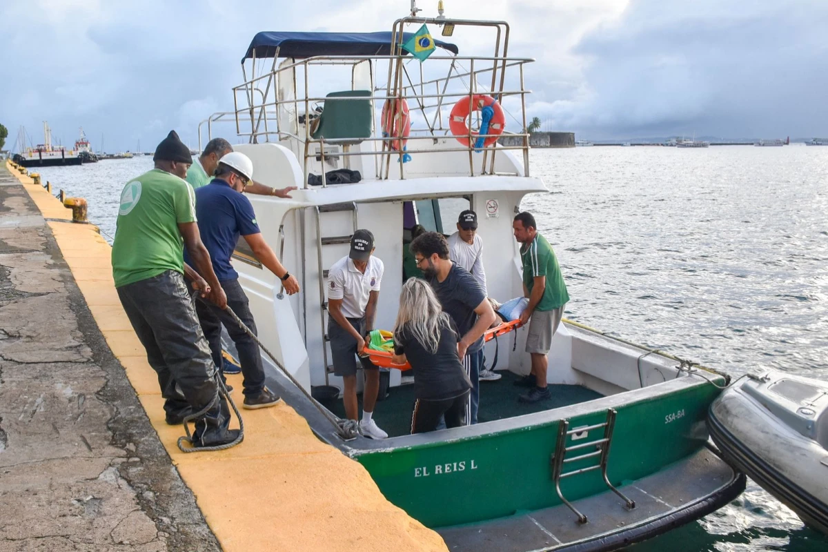 Tripulante libanês é resgatado de navio após infarto próximo ao Porto de Salvador