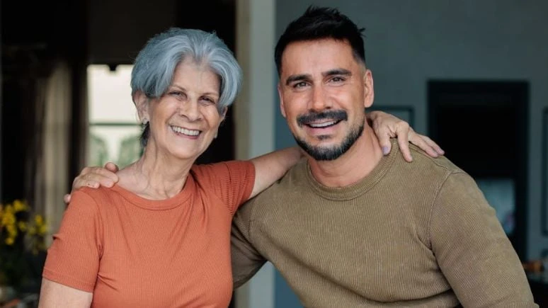 Ex-Globo presenteia mãe com harmonização facial e se assusta: 'Achei que tinha acabado com ela'