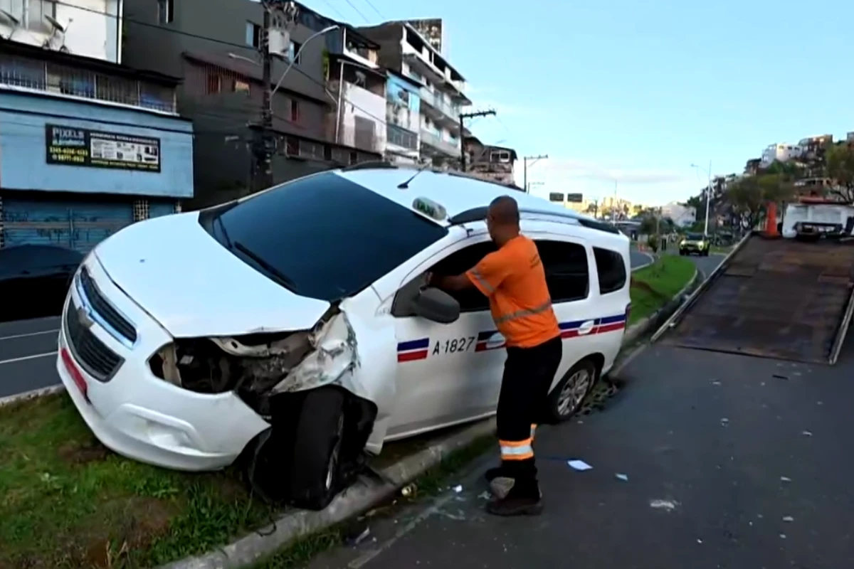 Táxi bate em poste e bloqueia trecho de avenida em Salvador