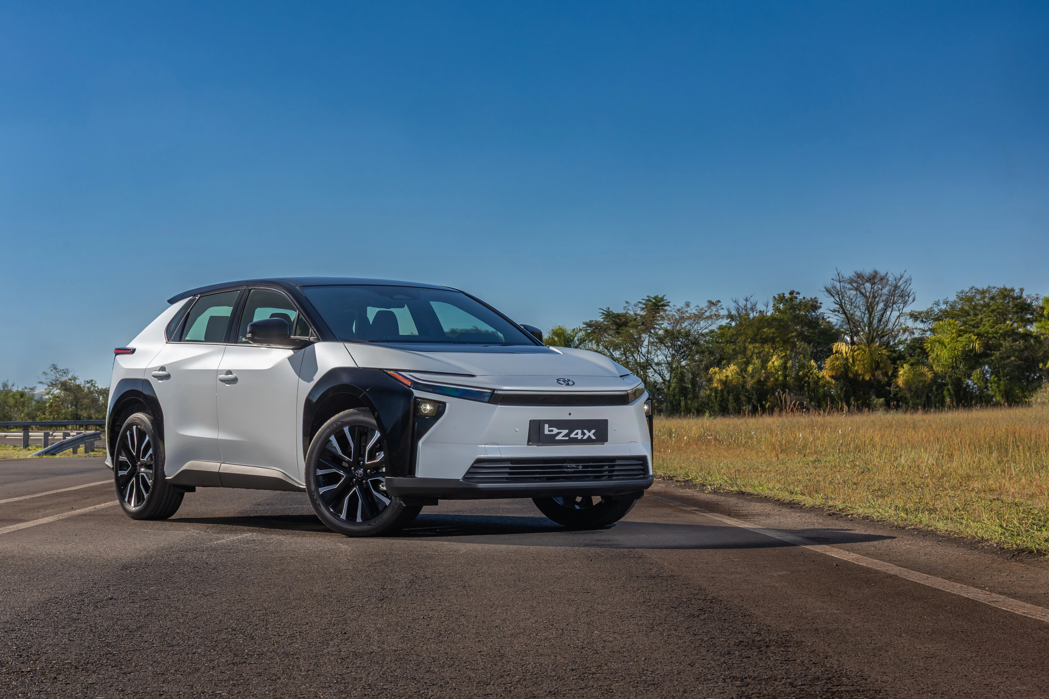 Primeiro elétrico da Toyota no Brasil tem dois motores e roda 360 km com uma carga