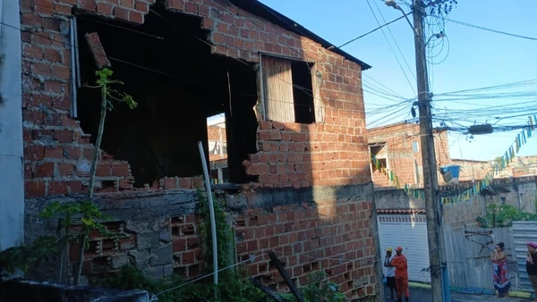 Prédio de dois andares desaba no Lobato
