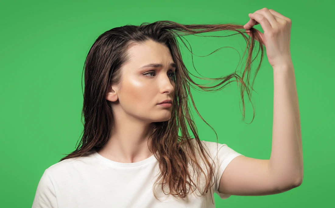 Como evitar que o cabelo fique oleoso rápido: veja 6 dicas práticas e fáceis