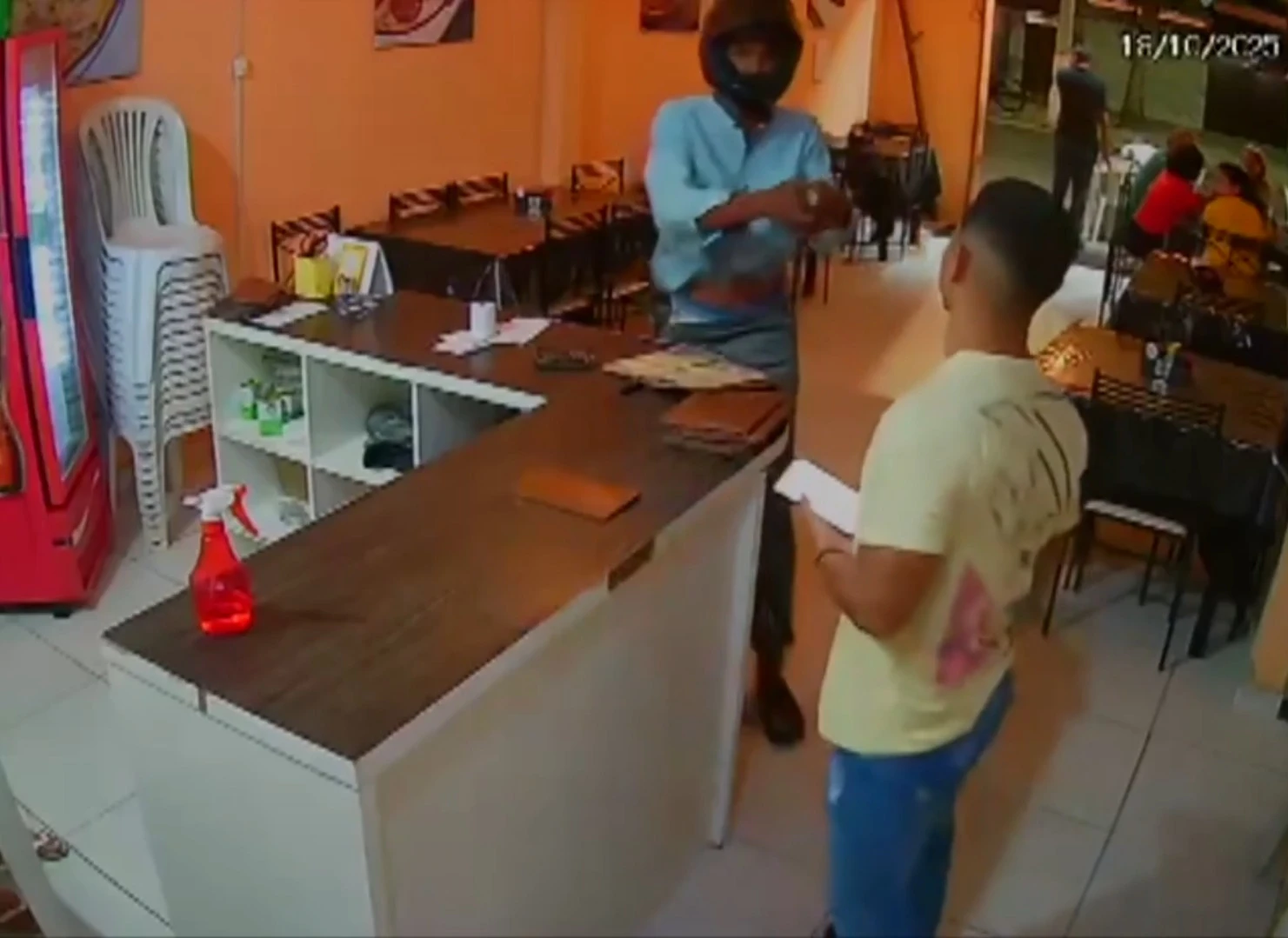 Vídeo mostra o momento em que suspeito mata dono de pizzaria a tiros na Bahia