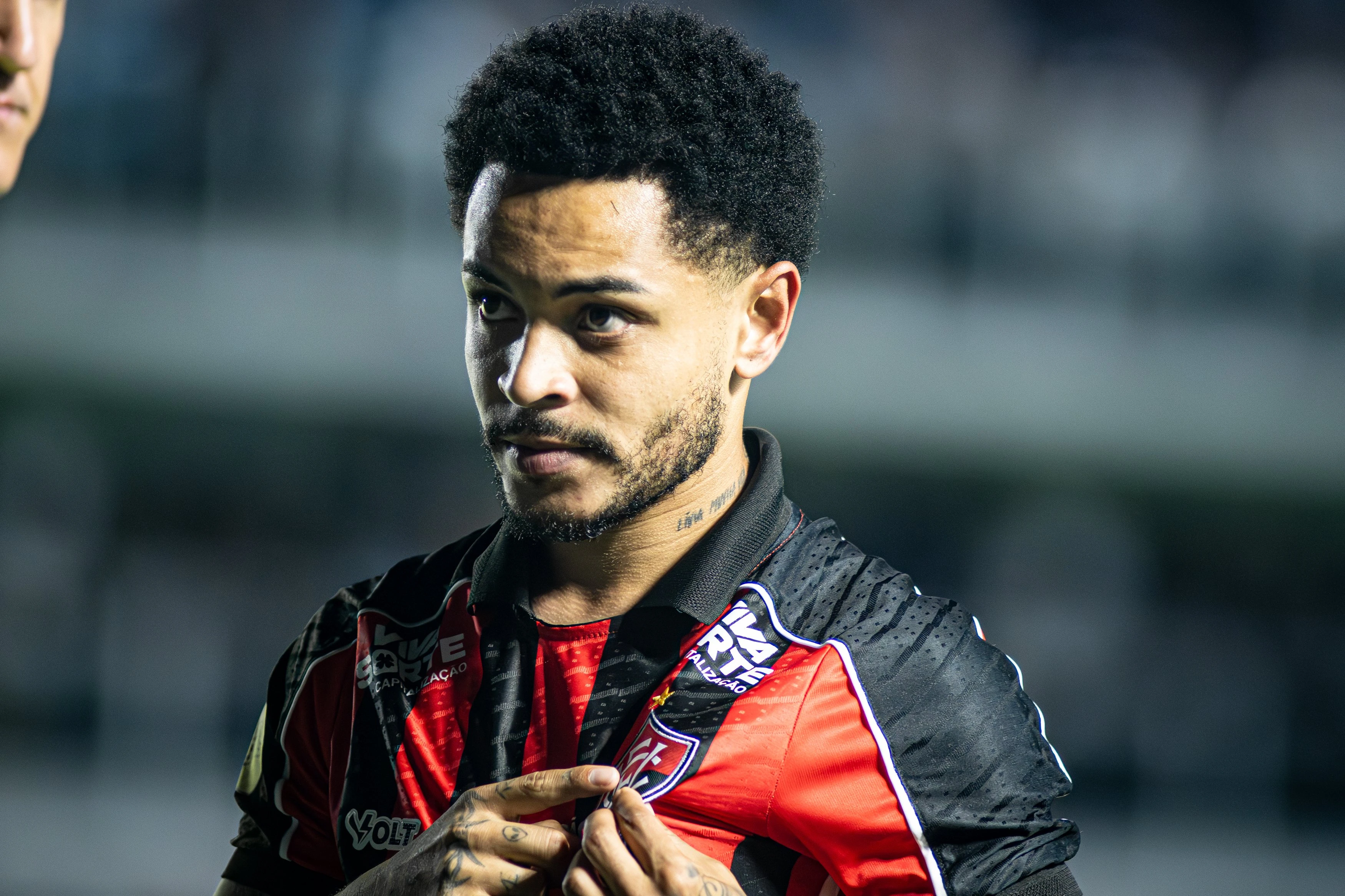 Matheuzinho decide e Vitória vence o Santos pela primeira vez na história em São Paulo