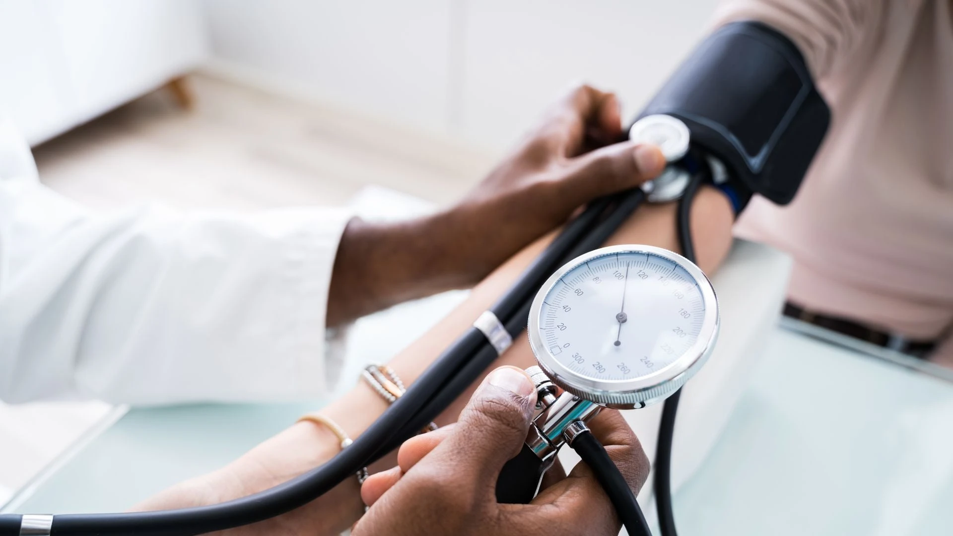 Pressão alta lidera tratamentos contínuos e costuma vir acompanhada de diabetes e colesterol alto