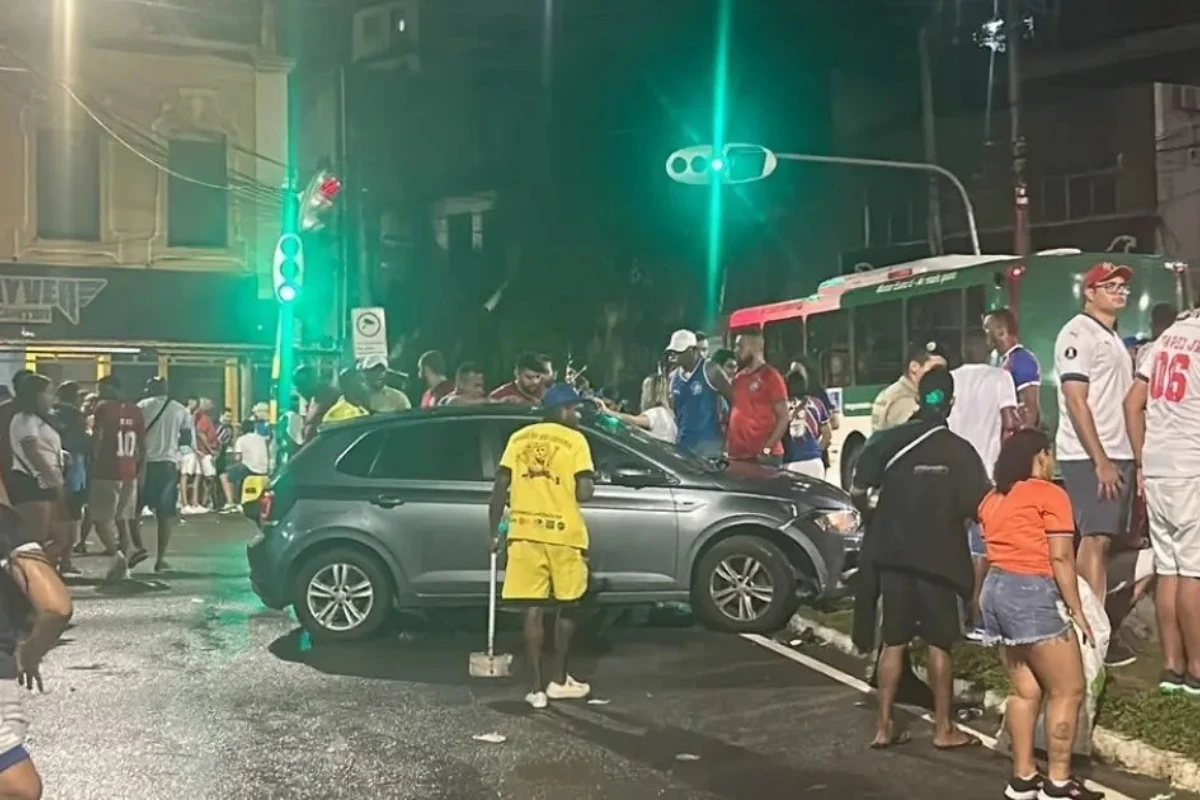 Cinco torcedores são atropelados perto da Fonte Nova após BaVi