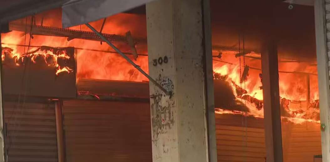 Mais de 20 viaturas combatem incêndio no Shopping 25 de Março em São Paulo