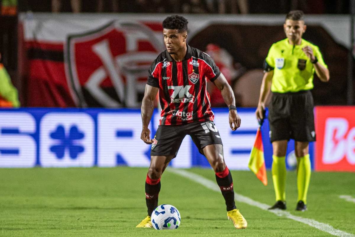 'Quero crescer com o Vitória', afirma lateral Jamerson após empate contra o Atlético-MG