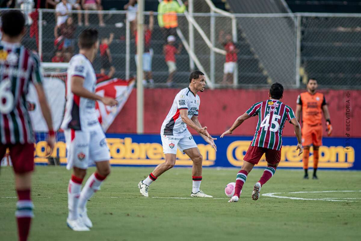 Alerrandro marca de pênalti no fim e Vitória supera Fluminense em casa