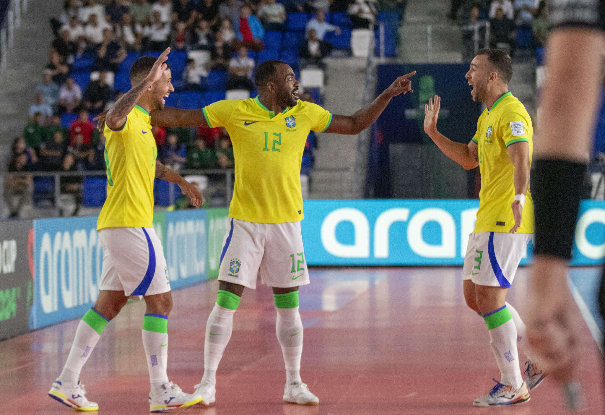 Brasil atropela a Tailândia e garante 1° lugar do grupo na Copa do Mundo de futsal