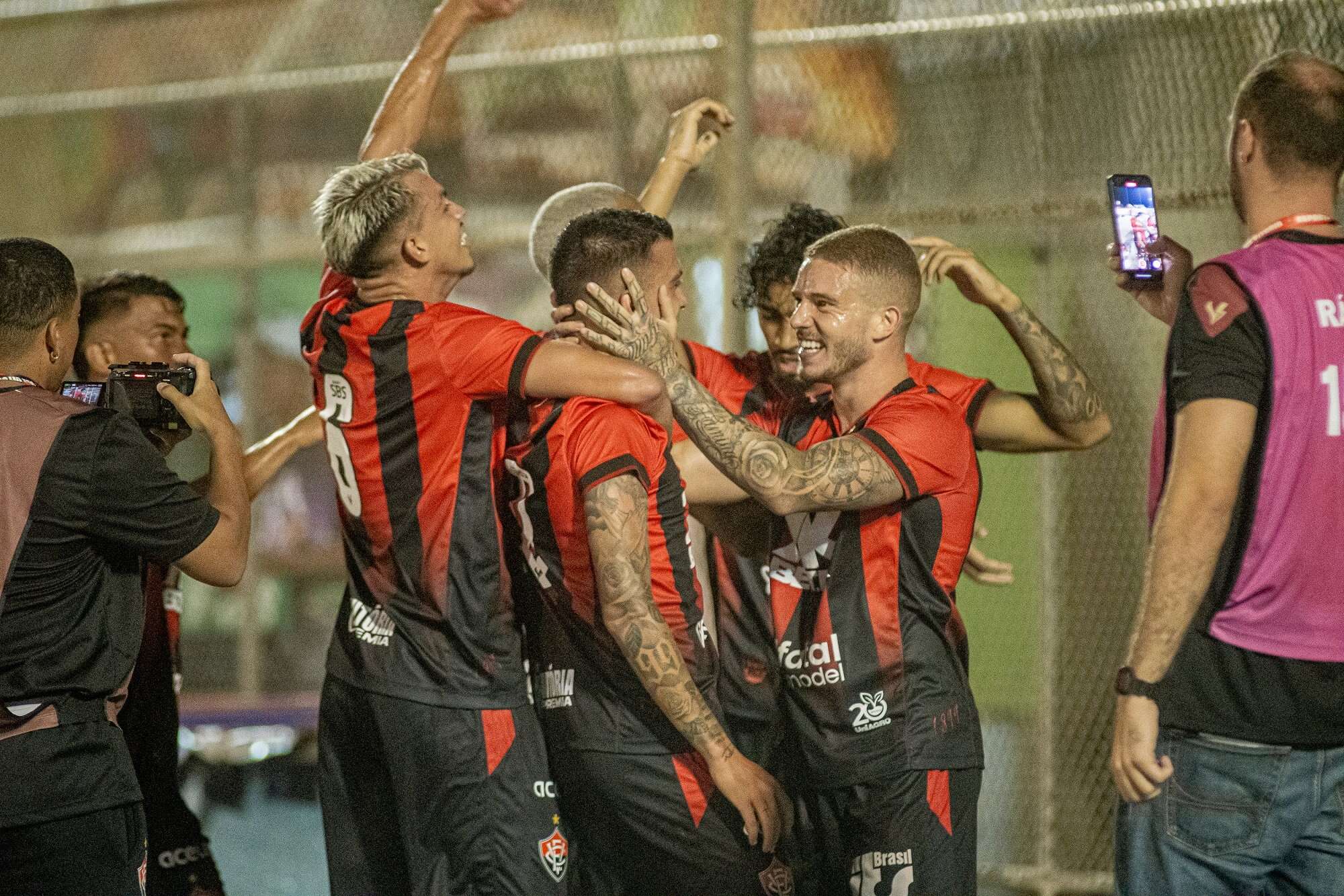 Com direito a gol de Osvaldo, Vitória goleia a Juazeirense e assume a liderança do Campeonato Baiano