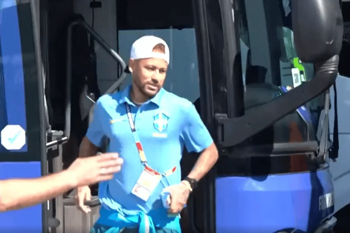 Mesmo fora de jogo, Neymar acompanha Brasil na estreia da Copa
