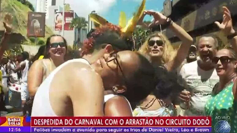 Em pleno Arrastão, Folião invade jornal e faz pedido de casamento ao vivo; veja vídeo