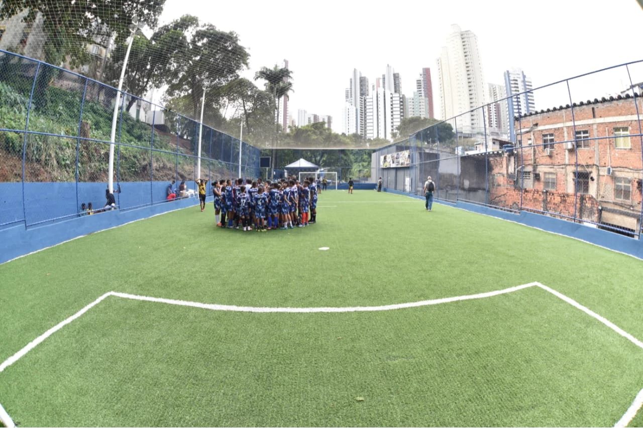 Nova arena esportiva com grama sintética é entregue em Salvador