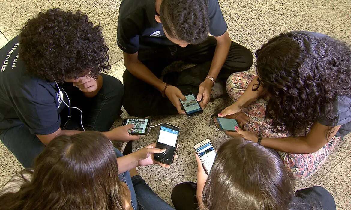 Após proibição, veja cinco situações em que estudantes poderão usar celulares nas escolas