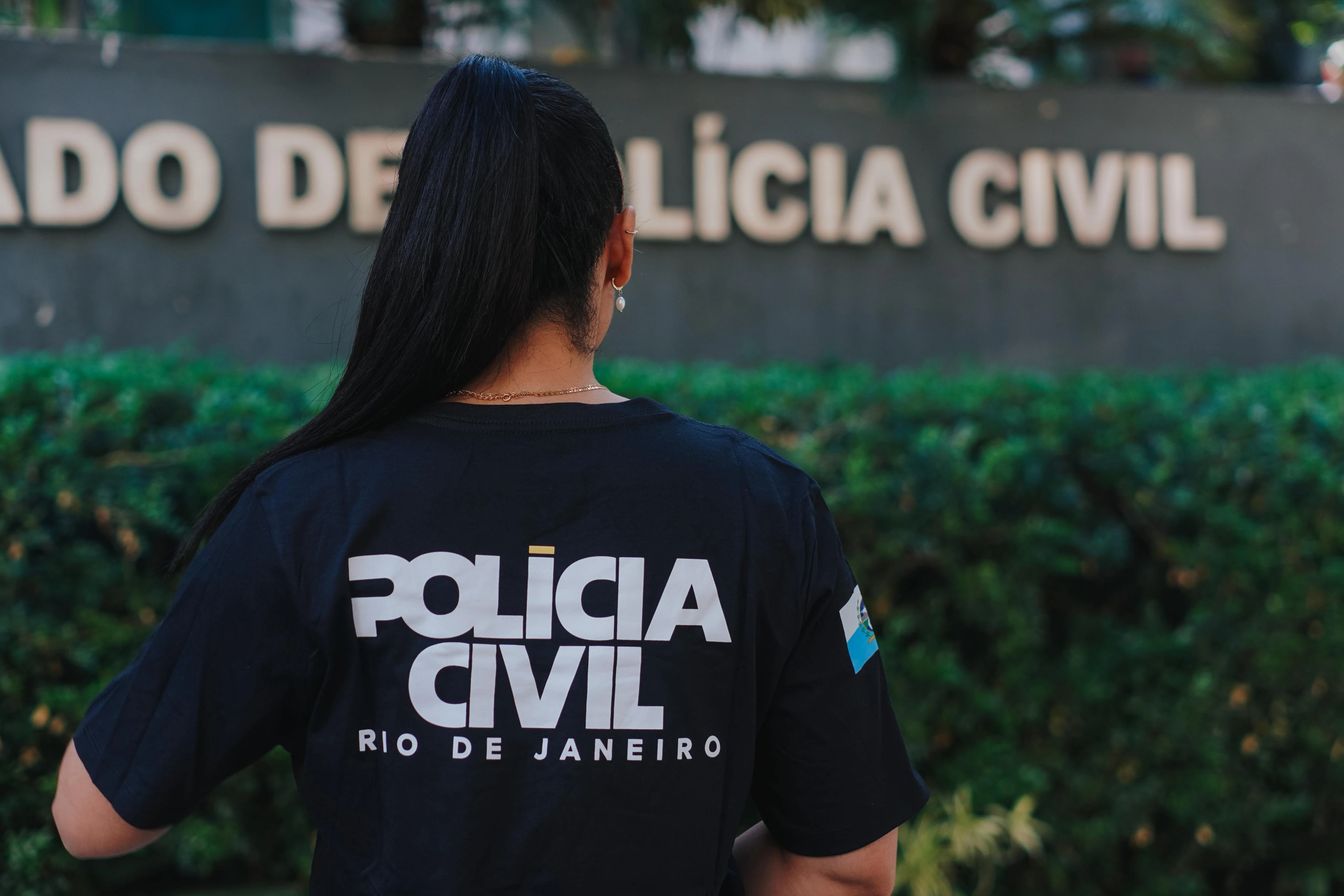 Torturador em série que agredia namorada de 14 anos com pauladas é preso no Rio