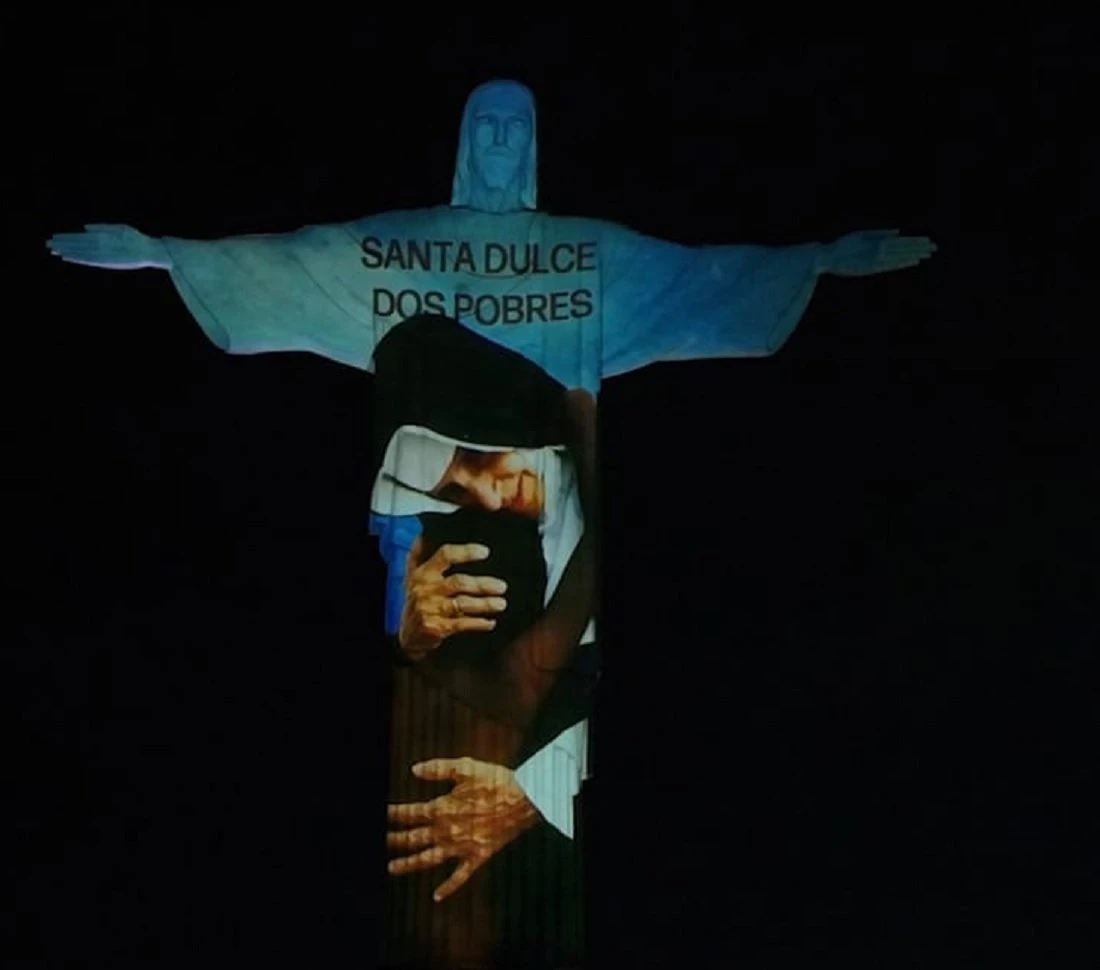 Cristo Redentor homenageia Santa Dulce dos Pobres com projeção emocionante; assista