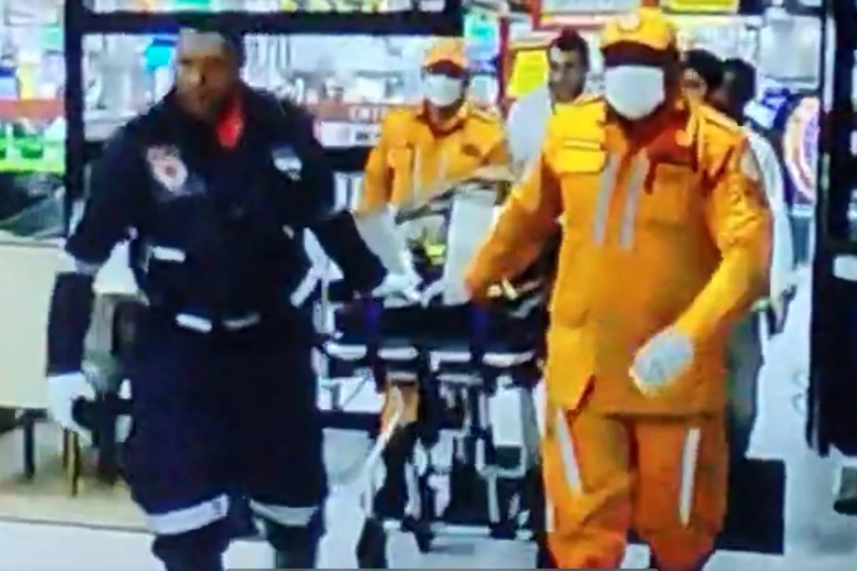Trabalhador é hospitalizado após cair durante manutenção na Ferreira Costa