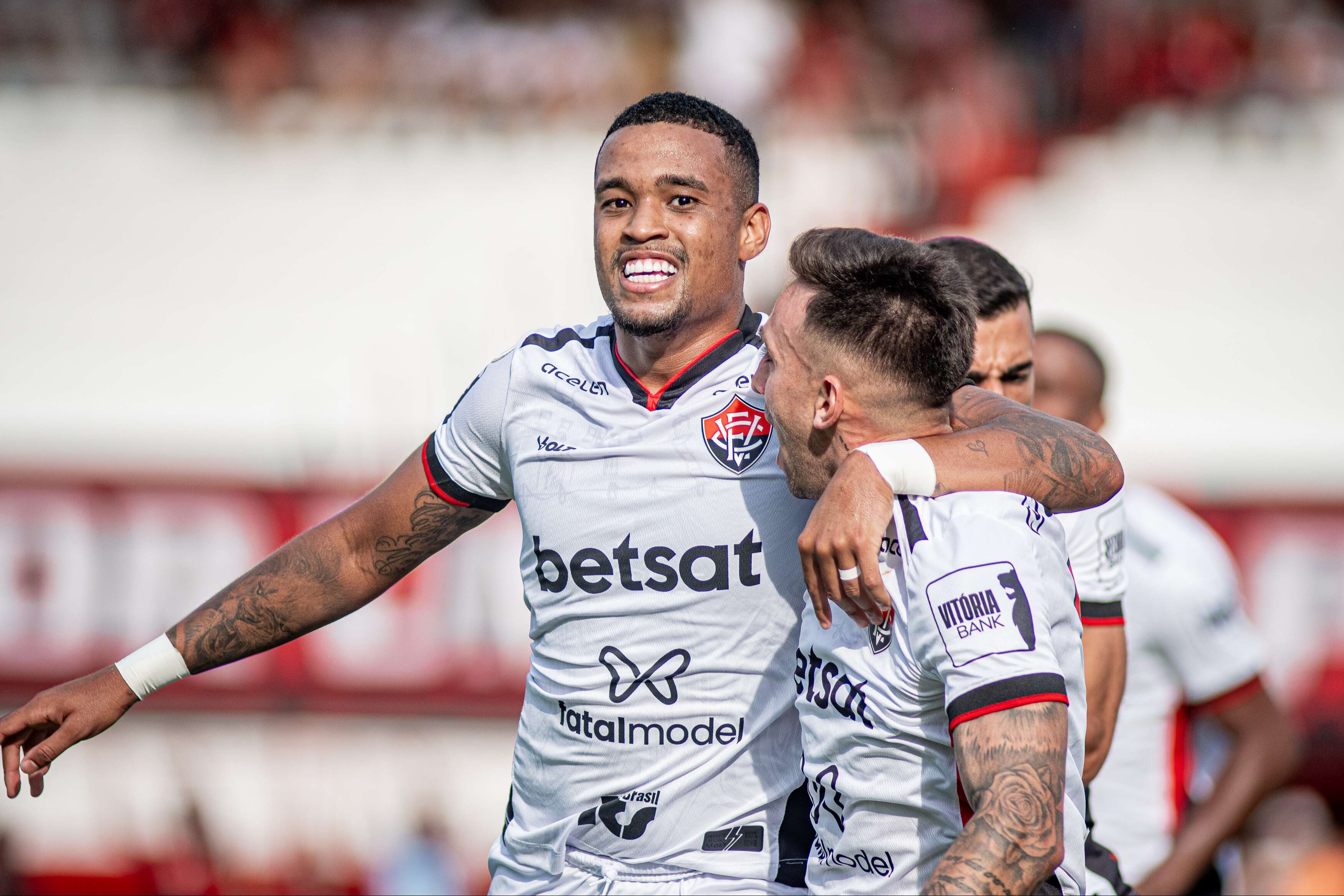 Vitória é cirúrgico, vence Atlético Goianiense fora e se aproxima da saída do Z-4