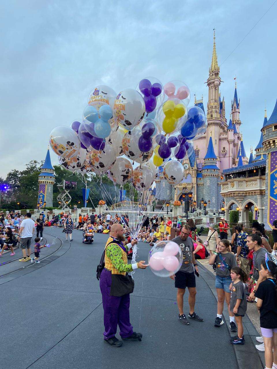 Halloween divertido da Disney tem reinado de bruxas, vilões e esqueletos; veja como é a festa