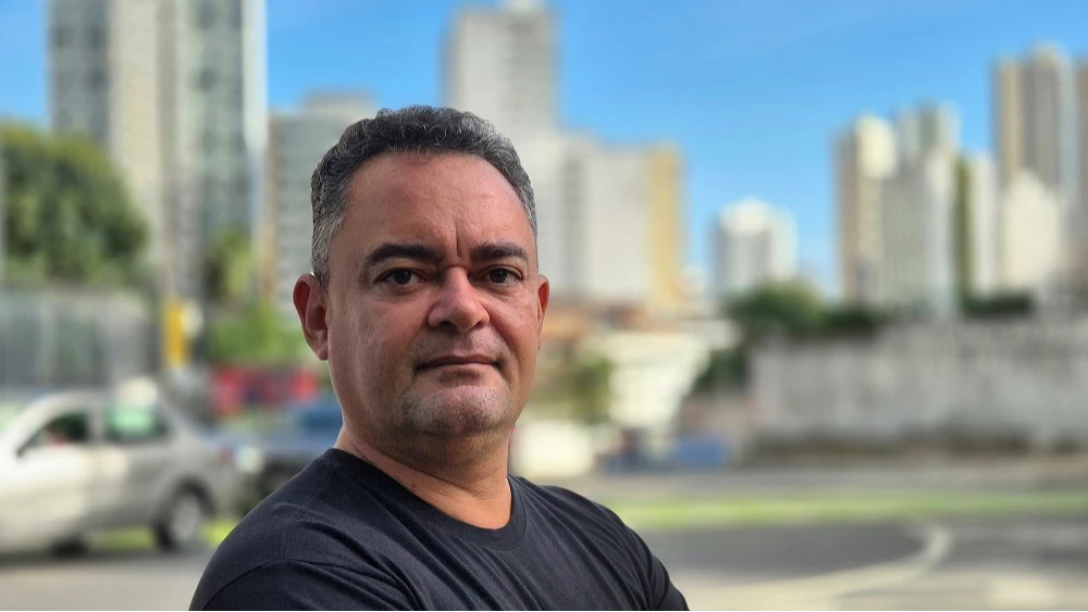 Escritor Toni Araújo lança 'A medida do abandono' neste sábado (12)
