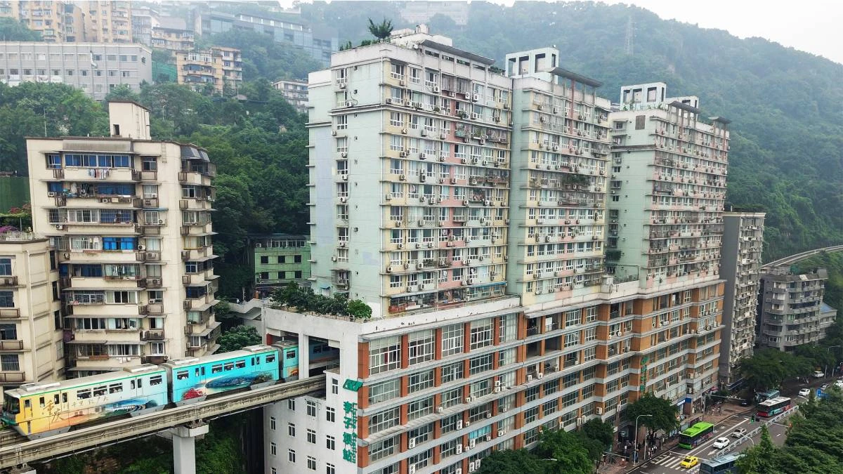 Parece montagem, mas é real: trem atravessa prédio e vira atração turística