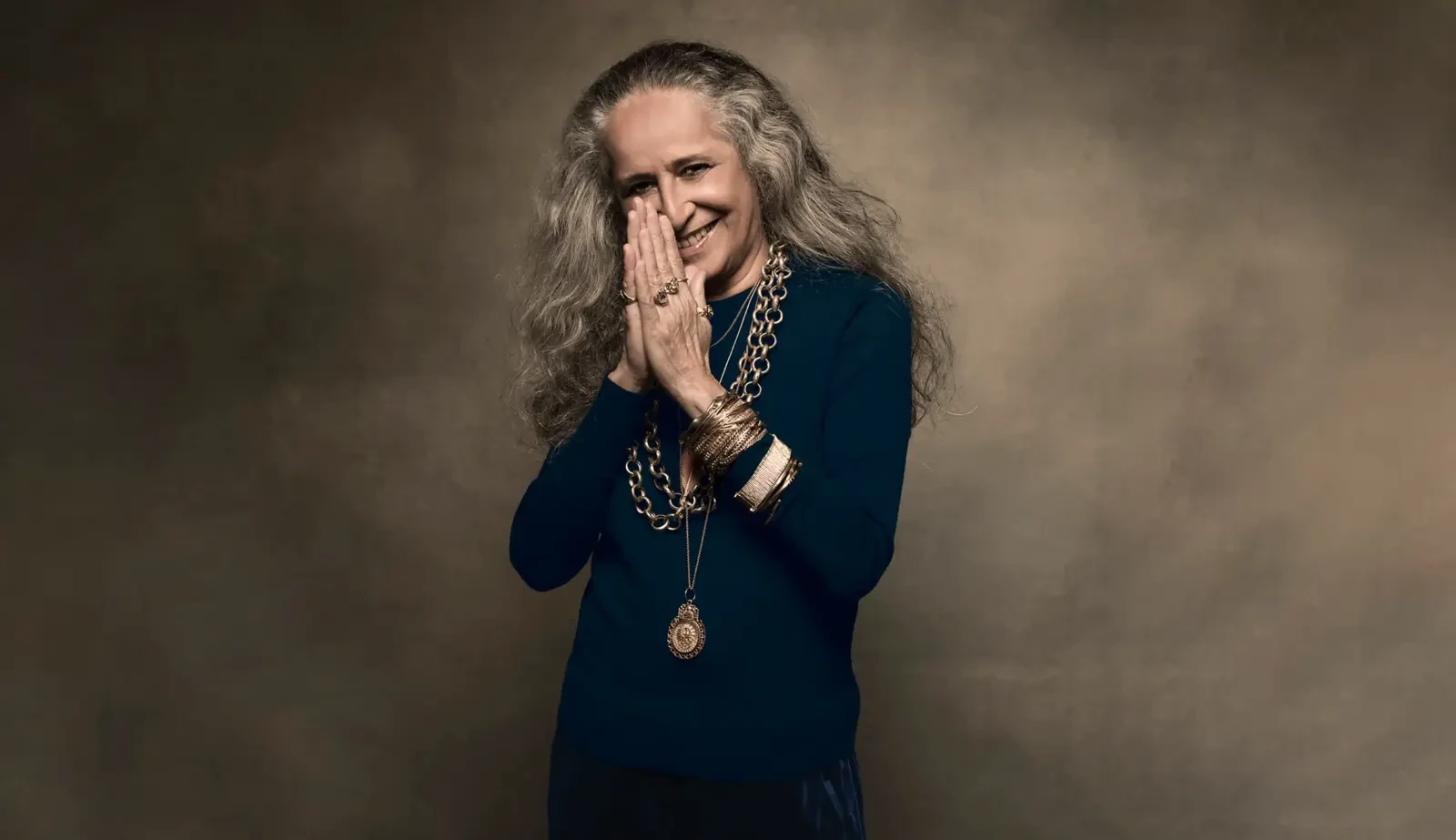 Maria Bethânia se antecipa a confusões na Concha Acústica e avisa: 'Plateia em pé'