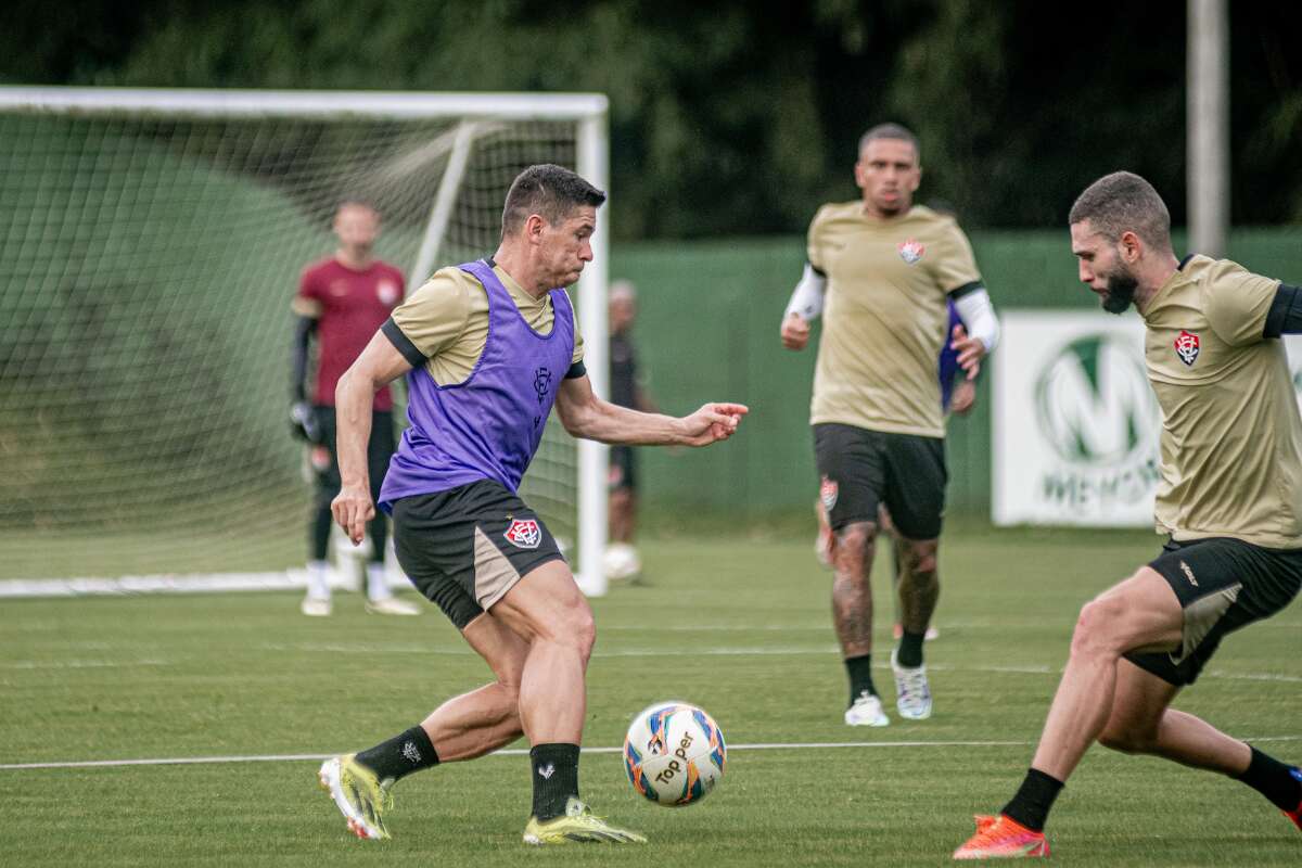 Ronald se recupera e treina normalmente em preparação do Vitória