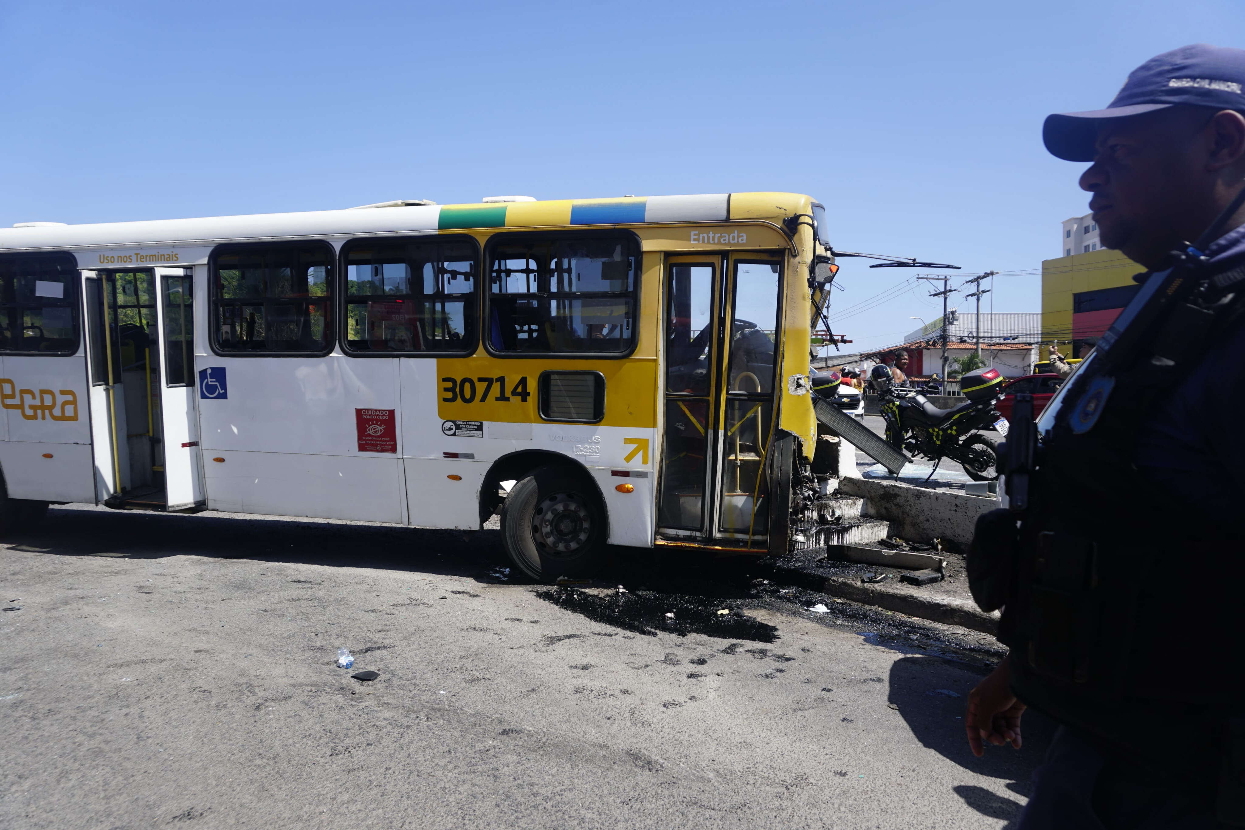 'Motorista foi herói', dizem populares que resgataram feridos em ônibus