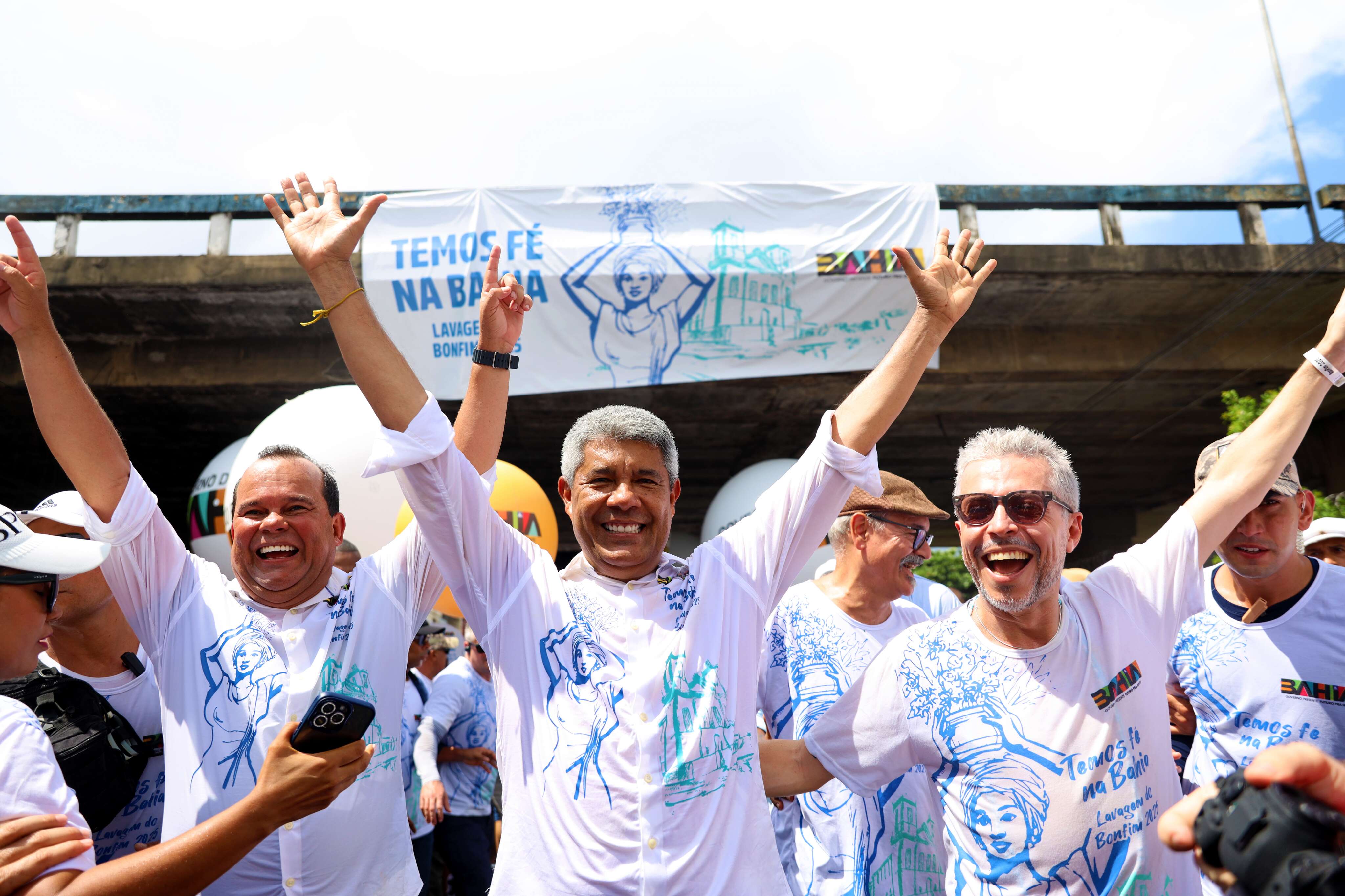 Jerônimo Rodrigues faz caminhada até o Bonfim apenas com vice-governador e secretário de Cultura